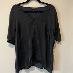 *Like New* Banana Republic Satiny Blouse. Women’s XL. Black. Short-sleeved.